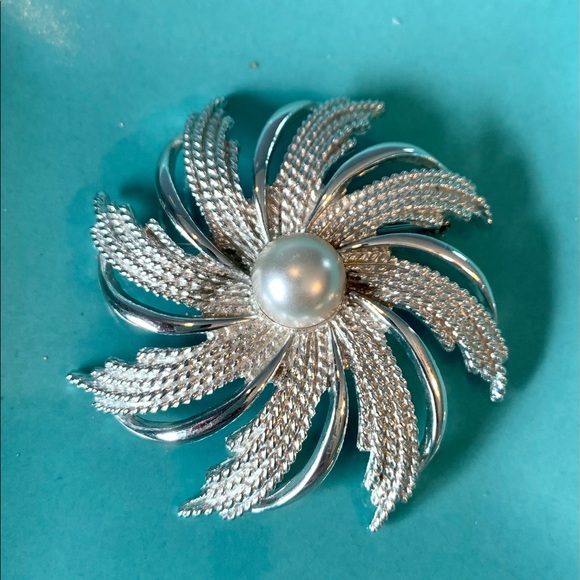 Sarah Coventry Silver Tone Brooch Faux Pearl - Picture 2 of 11